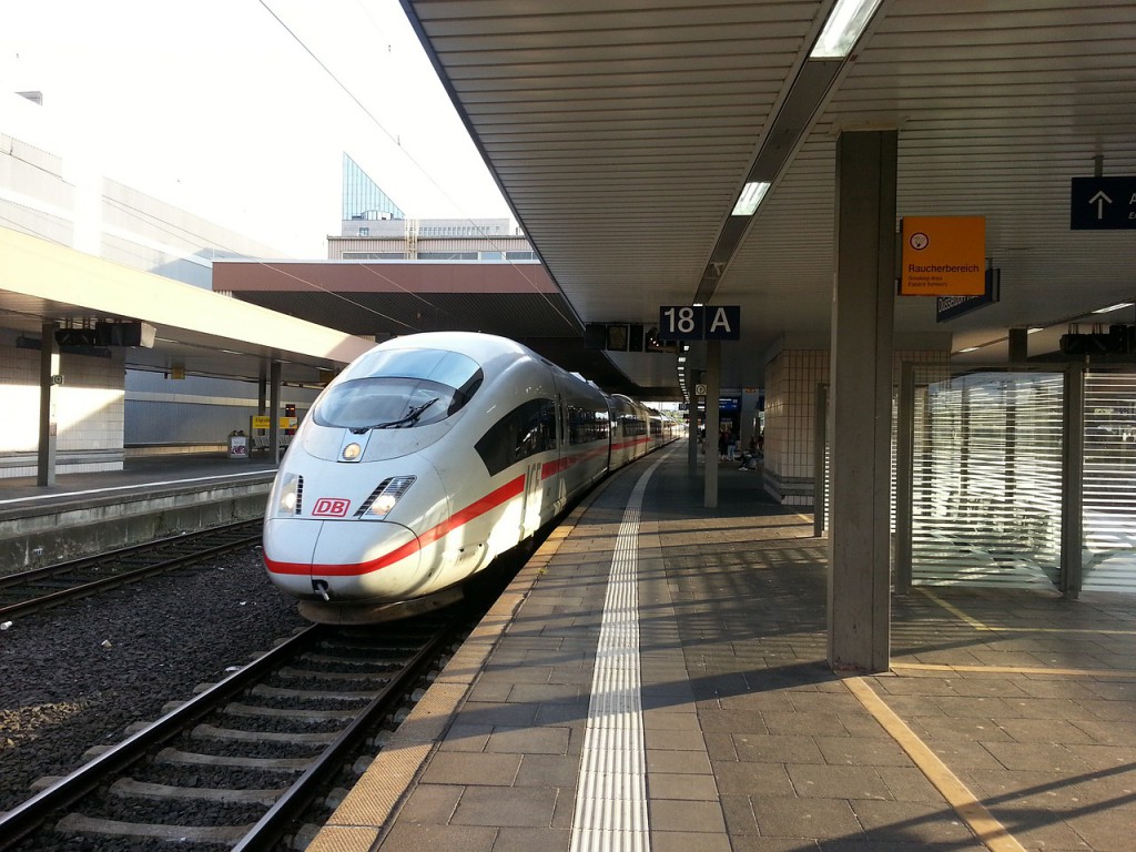 ICE der Deutschen Bahn am Bahnhof